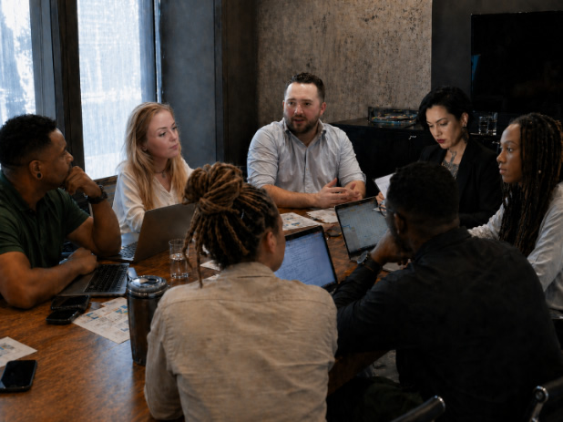 Mockup de notebook mostrando um site corporativo